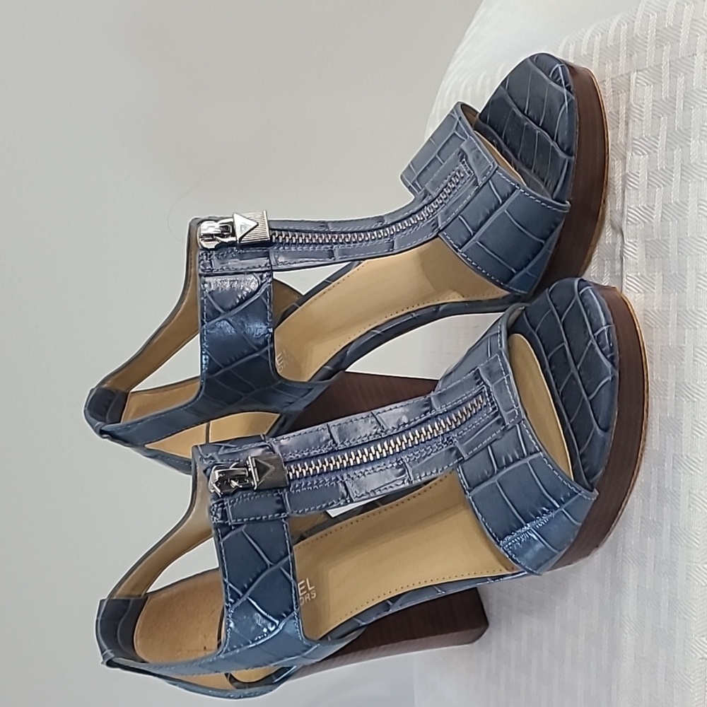 Michael Kors NWOB Berkley Embossed Leather T-Strap  -Sz 6.5